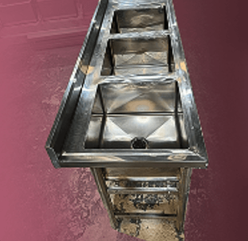 Triple sink bowl without under shelf