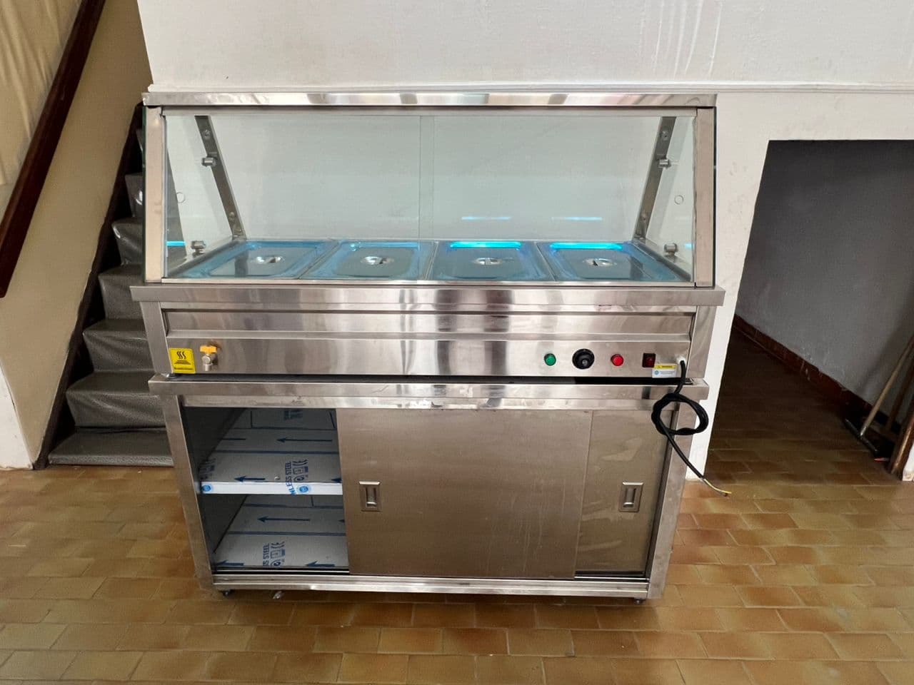 4plate food warmer with CUPBOARDS