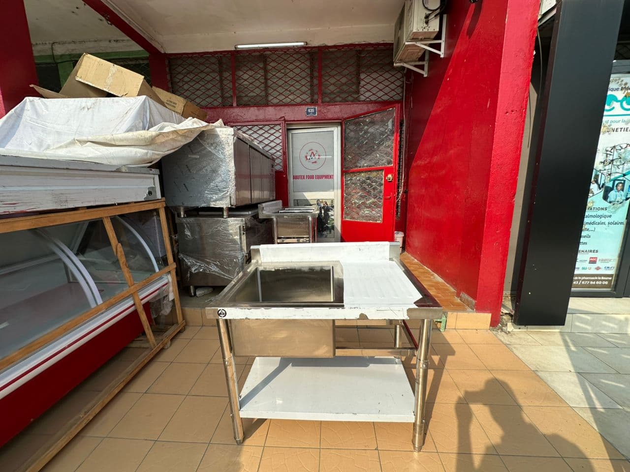 Single bowl sink with undershelf